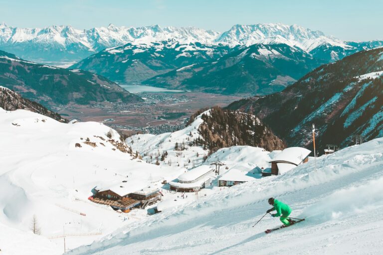Skieur sous un soleil éclatant, entouré de sommets enneigés