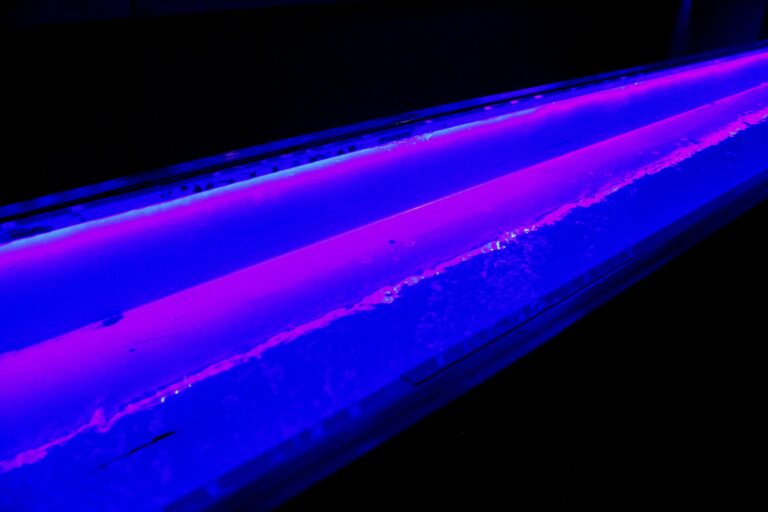 Lumière violette et bleue de tubes ultraviolets dans une pièce sombre
