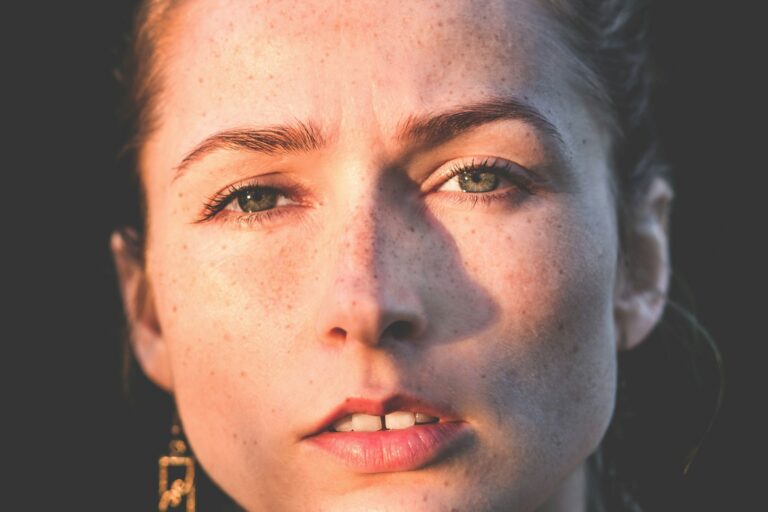 Visage de femme caressé par les rayons du soleil, yeux fermés