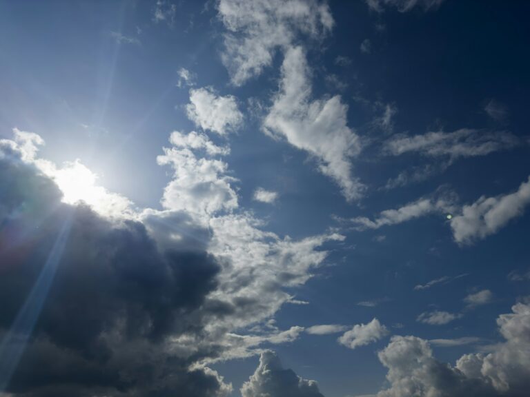 Rayons du soleil perçant à travers les nuages dans le ciel